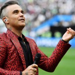 Kinek mutatott be Robbie Williams a megnyitón?