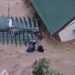 Döbbenetes katasztrófa, komplett házakat visz a víz, életükért küzdenek a helyiek – videó