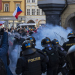 Tömve a cseh kórházak, mégis a szigorítások ellen tüntettek Prágában